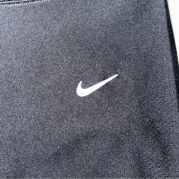 EUC Women’s Mid Rise Nike Leggings Size Small - Picture 3 of 6